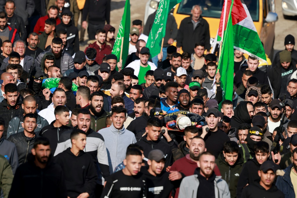 مشيعون فلسطينيون يشيعون جثماني الشابين عبد الرحمن بني عودة (16 عاما) ومعاذ زهران (23 عاما) والذين قتلا برصاص الجيش الإسرائيلي خلال مواجهات وقعت في مدينة طوباس في شمال الضفة الغربية المحتلة (أ ف ب)   
