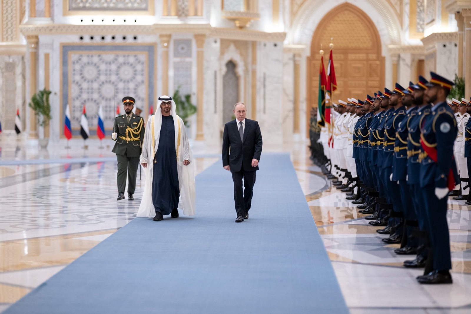 الرئيس الإماراتي محمد بن زايد آل نهيان، ونظيره الروسي فلاديمير بوتين (وام)