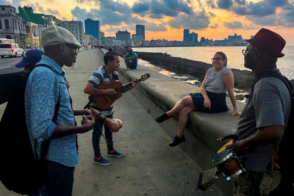 موسيقيون كوبيون يؤدّون أغاني من نوع بوليرو في هافانا بتاريخ الرابع من كانون الأول/ديسمبر 2023 (ا ف ب)