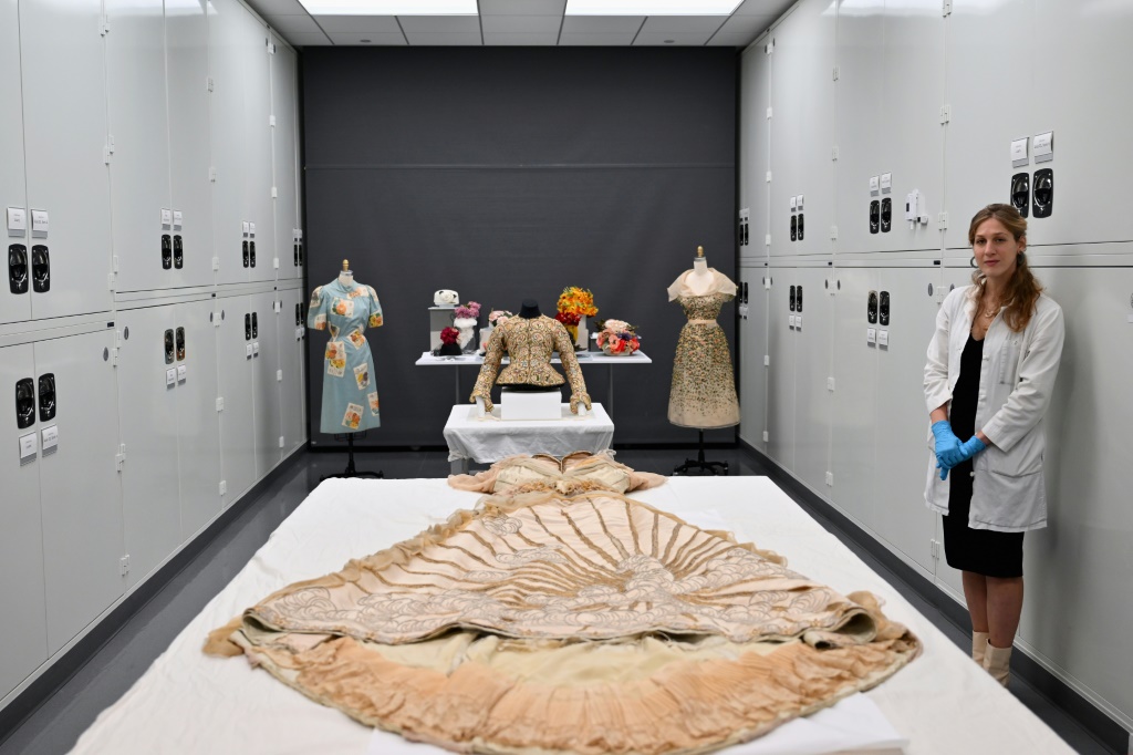 فستان من تصميم دار وورث عائد لسنة 1887، خلال عرضه في الثامن من تشرين الثاني/نوفمبر 2023 ضمن مجموعة "معهد الأزياء" التابع لمتحف متروبوليتان في نيويورك (ا ف ب)