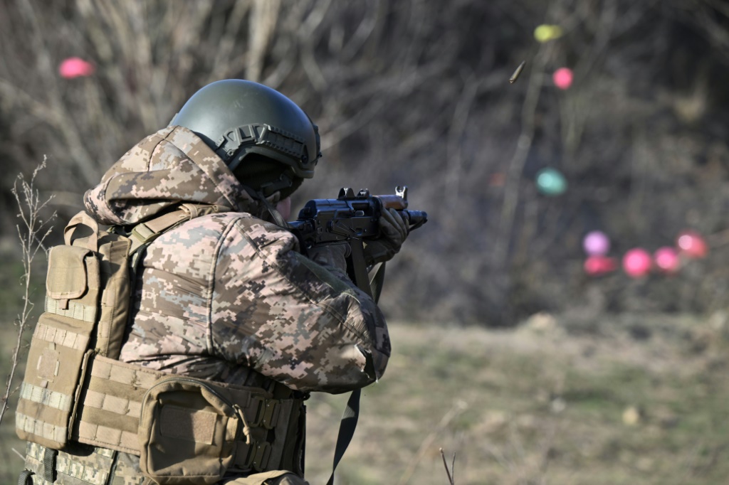 جندي أوكراني من اللواء الميكانيكي 42 يشارك في مناورة عسكرية ميدانية في منطقة دونيتسك في السادس من كانون الأول/ديسمبر 2023 (أ ف ب)   