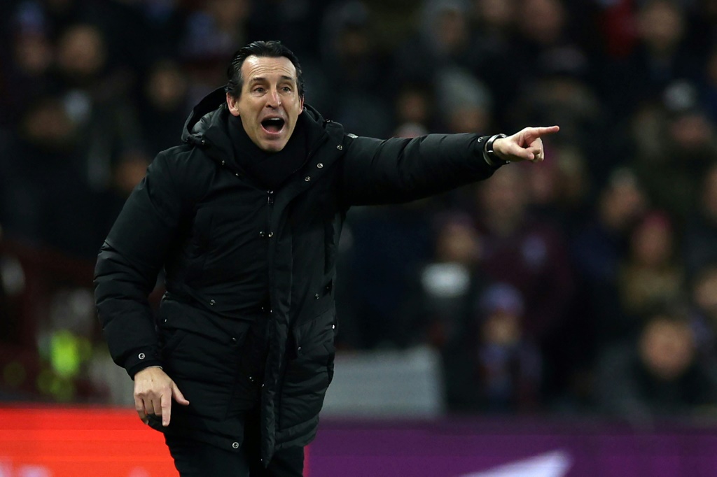مدرب استون فيلا الاسباني اوناي ايمري يعطي تعليماته خلال مباراة فريقه ضد مانشستر سيتي في الدوري الانكليزي لكرة القدم. 6 كانون الاول/ديسمبر 2023 (ا ف ب)