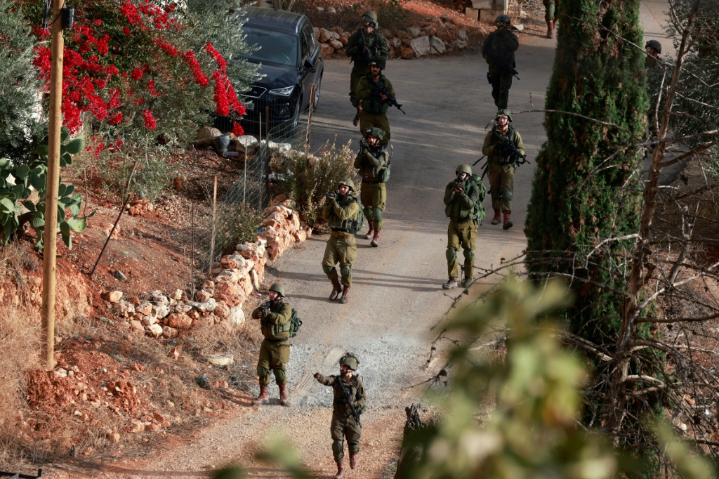 جنود إسرائيليون خلال اقتحام لمخيم بلاطة للاجئين الفلسطينيين شرق مدينة نابلس في الضفة الغربية المحتلة في 19 تشرين الثاني/نوفمبر 2023 (ا ف ب)
