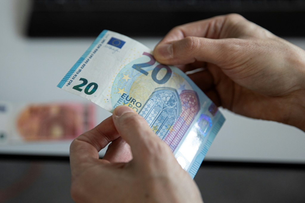 تراجع اليورو 0.07 بالمئة إلى 1.0757 دولار ليصل إلى أدنى مستوى له منذ 14 نوفمبر (ا ف ب)