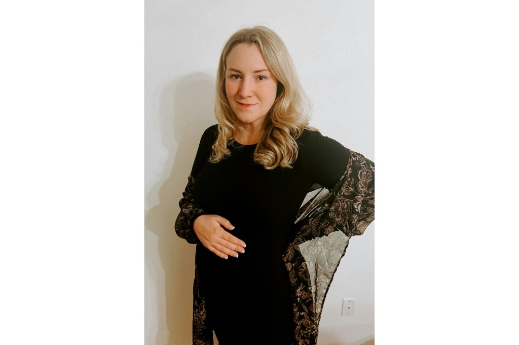 علمت كيت كوكس، وهي أم لطفلين من دالاس فورت وورث، الأسبوع الماضي أن جنينها مصاب بالتثلث الصبغي 18 الكامل، وهي حالة وراثية تعني أن حملها قد لا يستمر حتى الولادة، وإذا حدث ذلك فسيولد طفلها ميتًا أو سيعيش معظم بضعة أيام (ا ف ب)