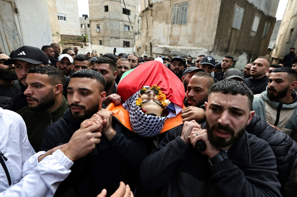 خلال تشييع الفلسطيني محمد مناصرة اثر مقتله في هجوم للجيش الاسرائيلي على منزل عائلته في الضفة الغربية المحتلة في الخامس من كانون الاول/ديسمبر 2023 (ا ف ب)