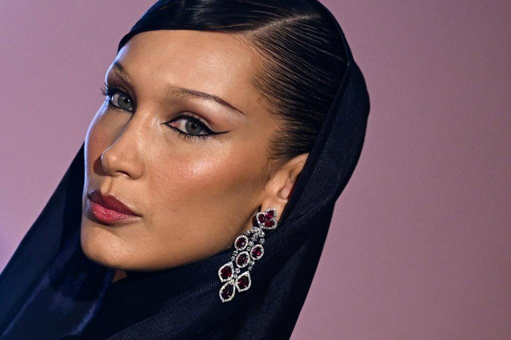 عارضة الأزياء بيلا حديد في العاصمة القطرية الدوحة في 26 تشرين الأول/أكتوبر 2022 (ا ف ب)