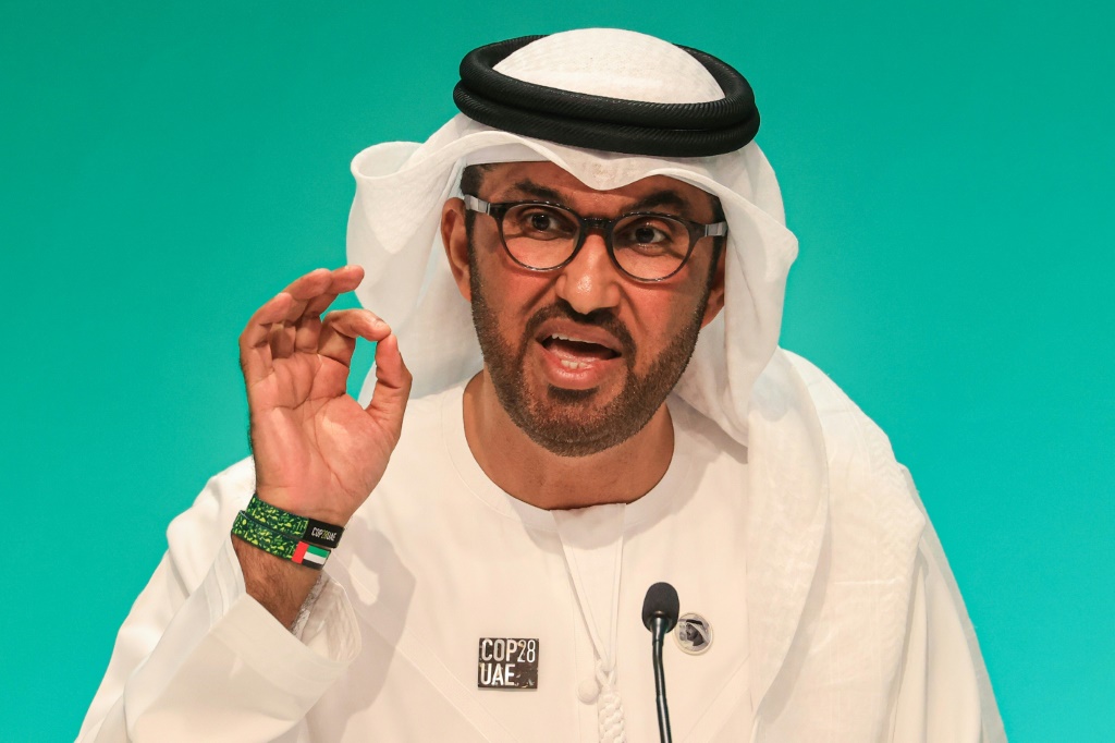 رئيس مؤتمر الأمم المتحدة للمناخ سلطان أحمد الجابر يتحدث خلال مؤتمر صحافي في دبي في 4 كانون الأول/ديسمبر 2023 (أ ف ب)   