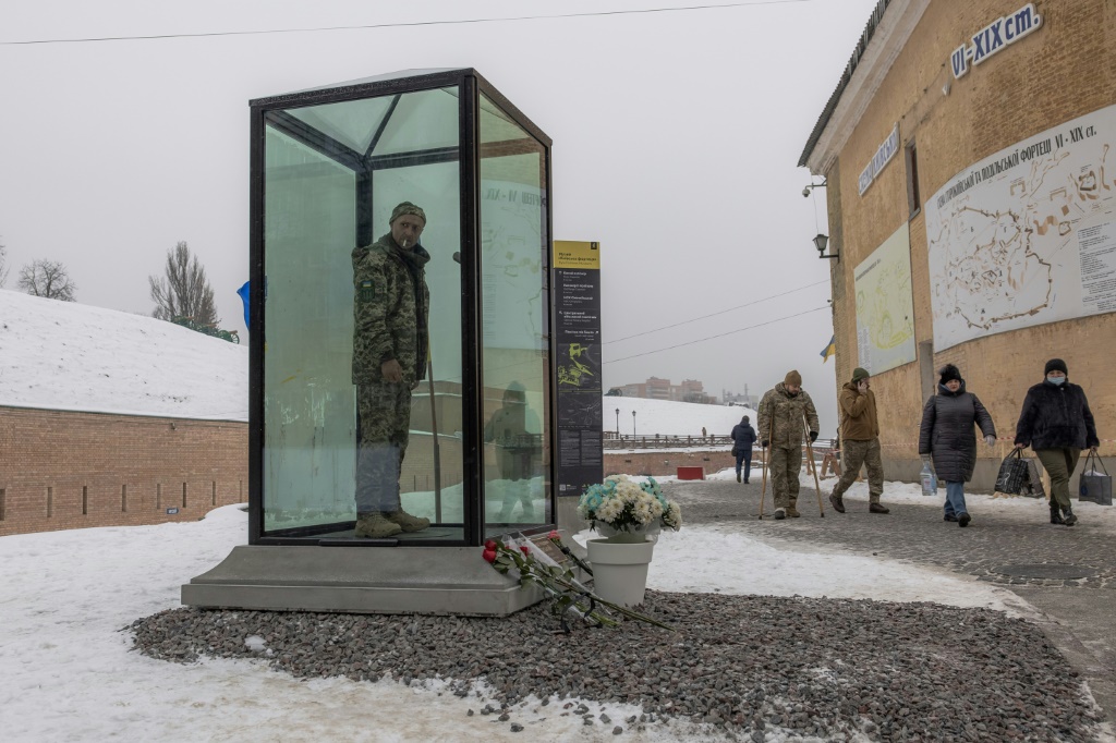 نصب تذكاري لتكريم جندي أوكراني مقتول، في كييف في السابع من كانون الأول/ديسمبر 2023 (أ ف ب)   