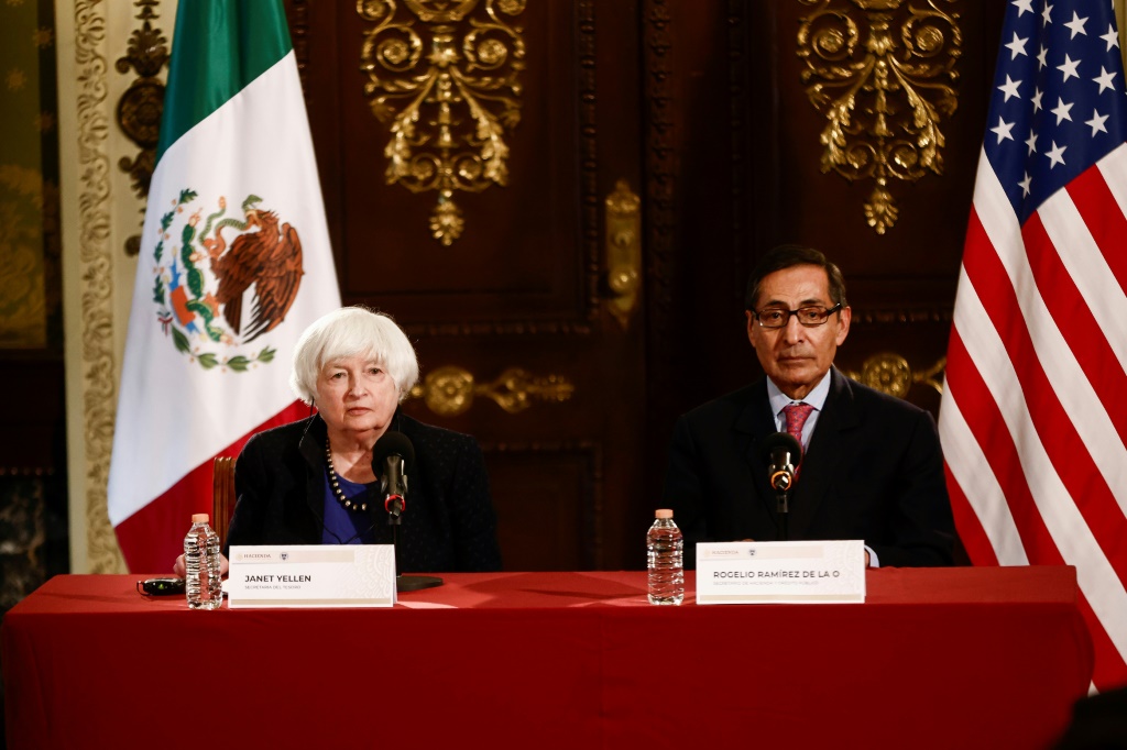    عقدت وزيرة الخزانة الأمريكية جانيت يلين اجتماعات رفيعة المستوى مع نظيرها المكسيكي روجيليو راميريز دي لا أو خلال زيارتها التي تستغرق ثلاثة أيام إلى مكسيكو سيتي. (أ ف ب)   