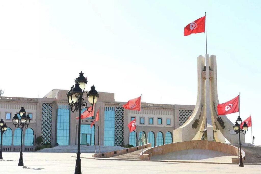 علم تونس يرفرف فوق أحد المباني في العاصمة (سبوتنيك)