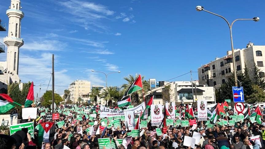 رفع المشاركون في الوقفة لافتات كتب عليها "أوقفوا الإبادة"، و"أمريكا رأس العدوان"، وغيرها من العبارات الأخرى المنددة (الاناضول)