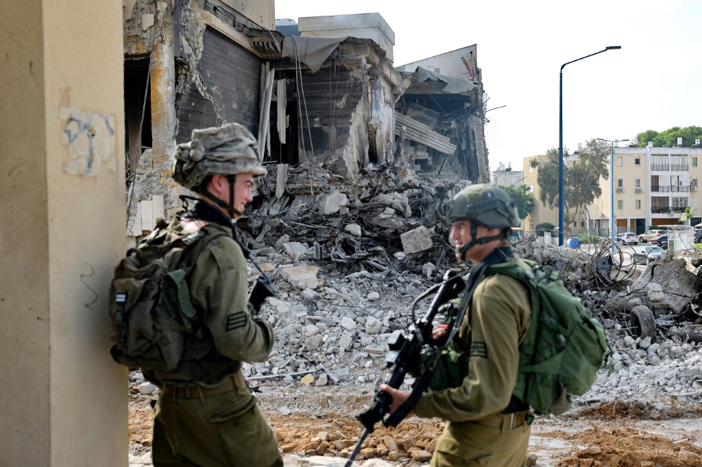 تقدر مصادر فلسطينية وإسرائيلية عدد المحتجزين في غزة بحوالي 137 إسرائيليا، بينهم جنود وضباط (أ ف ب)