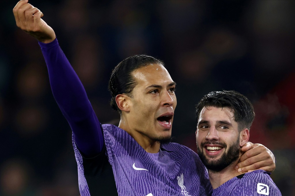  لاعب خط وسط ليفربول المجري دومينيك سوبوسلاي (إلى اليمين) يحتفل مع وميله الهولندي فيرجيل فان دايك بتسجيله الهدف الثاني لفريقه أمام شيفيلد يونايتد على ملعب برامال لاين في شيفيلد، شمال إنكلترا في 6 كانونالاول/ديسمبر 2023 (ا ف ب)