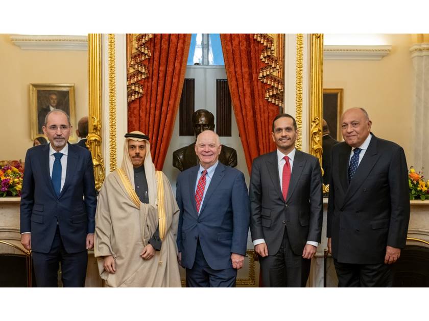 وزير الخارجية القطري مع رئيس وأعضاء لجنة العلاقات الخارجية بمجلس الشيوخ الأمريكي (قنا)