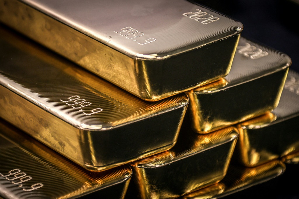 مؤشر الدولار في طريقه لإنهاء سلسلة خسائر استمرت ثلاثة أسابيع، مما يجعل الذهب المسعر بالعملة الأمريكية أكثر تكلفة بالنسبة لحائزي العملات الأخرى (أ ف ب)