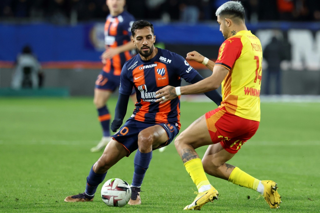 لاعب وسط مونبلييه الدولي الاردني موسى التعمري يحاول مراوغة لاعب لنس الارجنتيني فاكوندو ميدينا خلال مباراة الفريقين في الدوري الفرنسي في الثامن من كانون الاول/ديسمبر 2023 (ا ف ب)