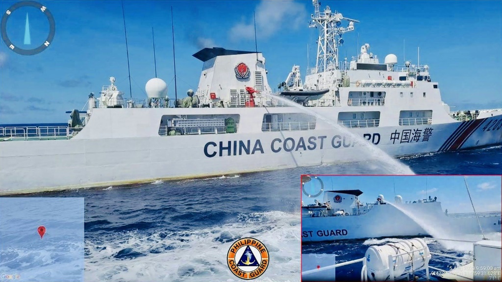 صورة وزعها خفر السواحل الفيليبينيون في السادس من آب/أغسطس 2023 لإطلاق سفينة صينية خراطيم المياه (ا ف ب)