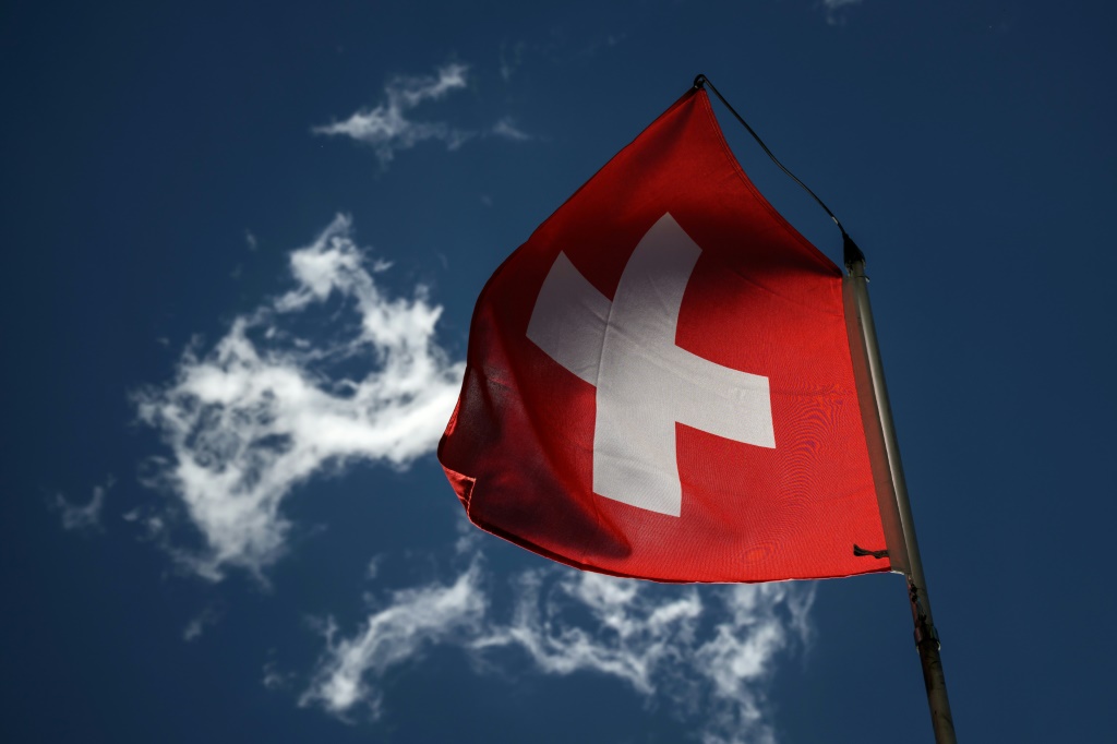 علم سويسرا يرفرف في بور سان بيار غربي البلاد في 21 حزيران/يونيو 2022 (ا ف ب)
