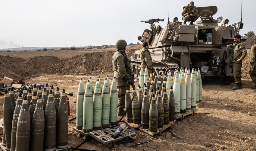 جنود اسرائيليون على حدود غزة  مع ذخائر دبابات (الاناضول)