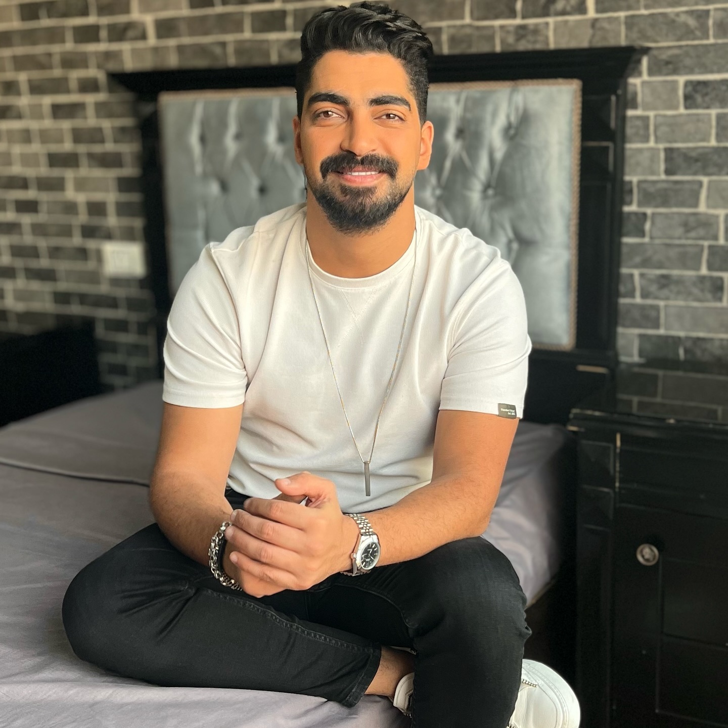 الفنان مينا عطا (صفحته على إنستغرام)