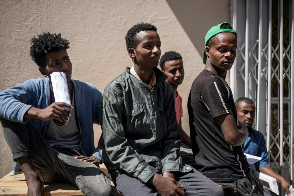 اثيوبيون بعد عودتهم من السعودية ينتظرون في مركز للمنظمة الدولية للهجرة في 25 تشرين الثاني/نوفمبر 2023 (ا ف ب)
