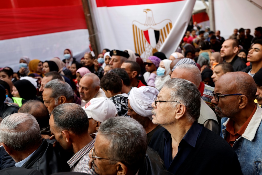 مصريون يصطفون للإدلاء بأصواتهم في الانتخابات الرئاسية في 10 كانون الأول/ديسمبر 2023 (ا ف ب)