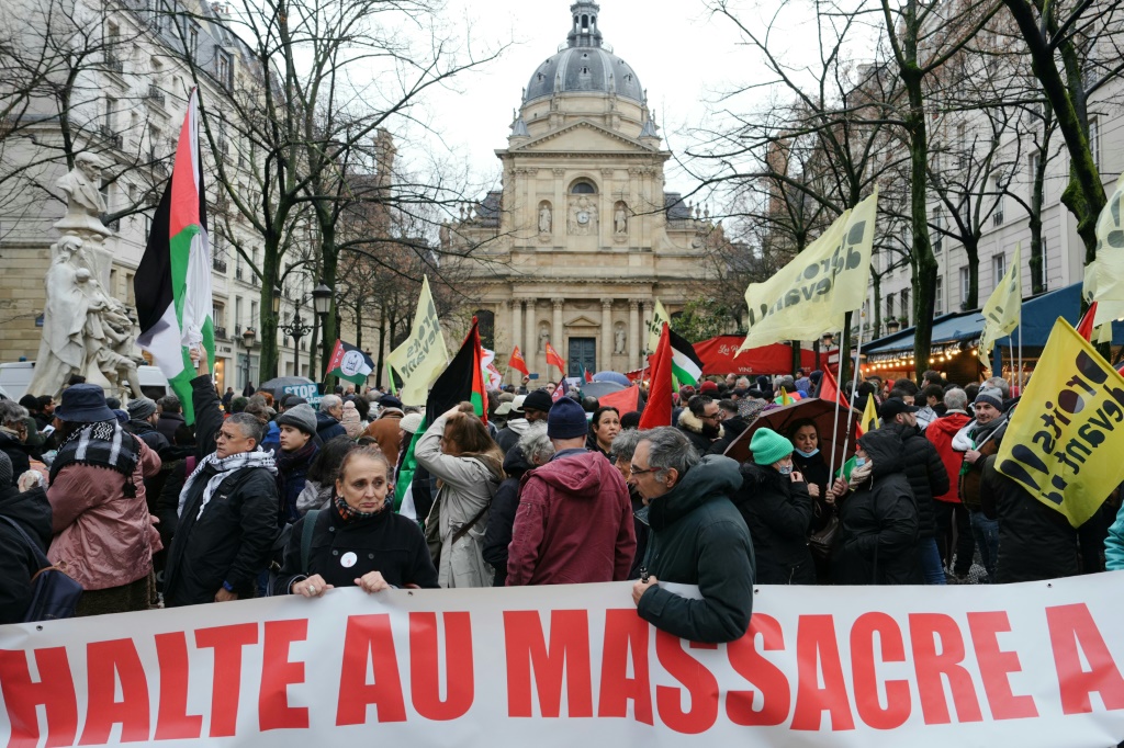 جانب من تظاهرة في باريس لدعم الشعب الفلسطيني في التاسع من كانون الأول/ديسمبر 2023 (ا ف ب)