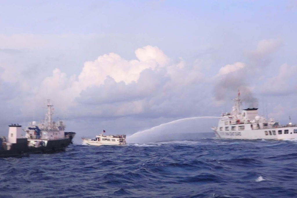 سفينة تابعة لخفر السواحل الصيني تستخدم خراطيم المياه لإعاقة مرور قوارب تابعة للحكومة الفيليبينية أثناء مهمة لإيصال إمدادات بالقرب من جزيرة سكند توماس المرجانية في جزر سبراتلي في بحر الصين الجنوبي في 10 كانون الأول/ديسمبر 2023  (أ ف ب)   