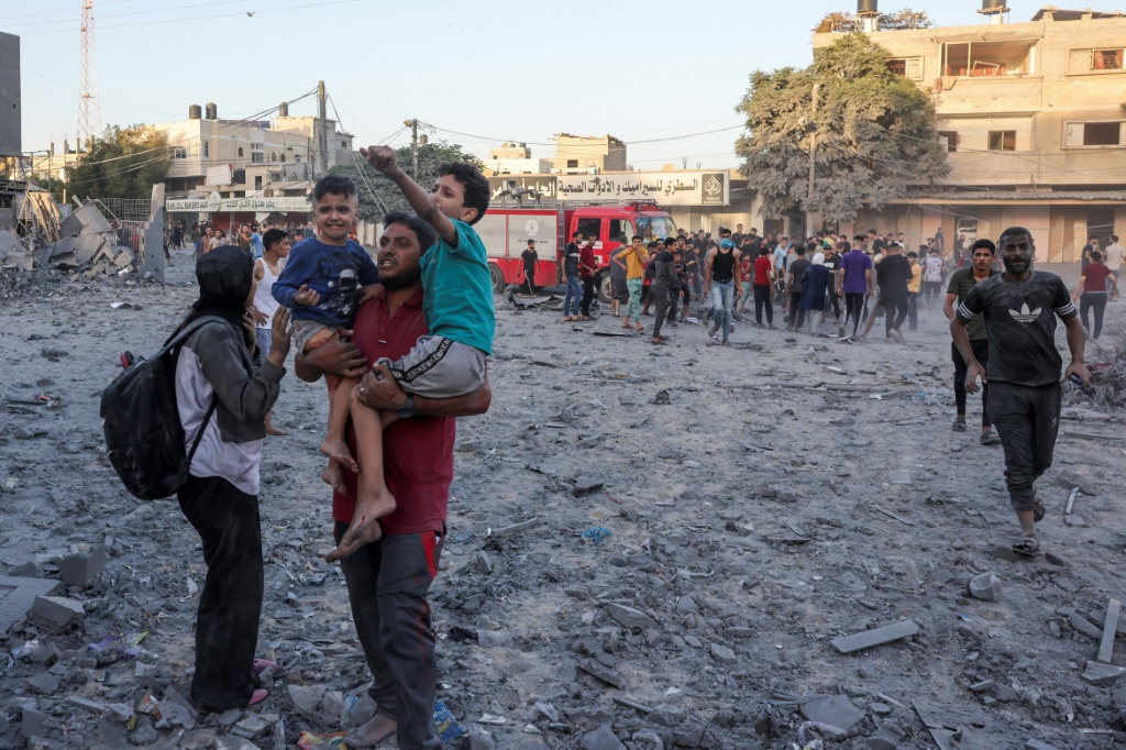 ويفر الفلسطينيون من خان يونس جنوب قطاع غزة باتجاه الجنوب باتجاه رفح بالقرب من الحدود المصرية (أ ف ب)  &nbsp;