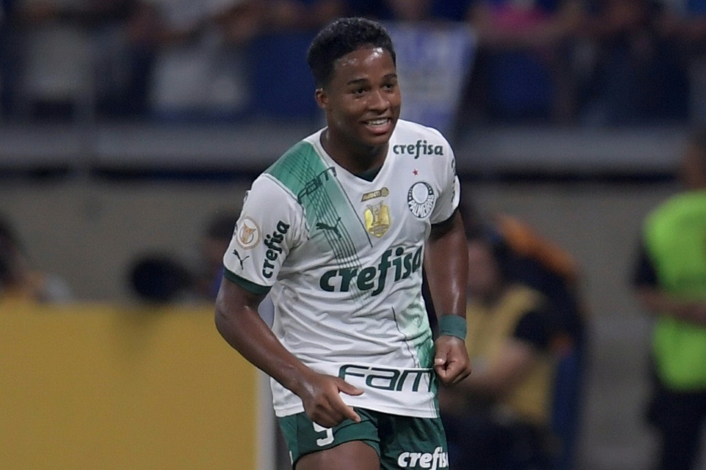 البرازيلي إندريك خلال مباراة فريقه بالميراس أمام كروزيرو على ملعب مينيراو في بيلو هوريزونتي في 6 كانون الأول/ديسمبر 2023 (ا ف ب)