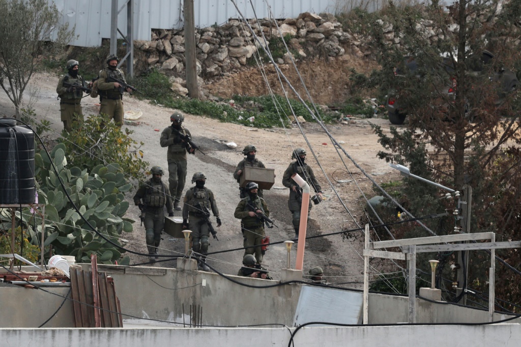 في طوباس، اعتقلت القوات الإسرائيلية 13 فلسطينيا، وذلك بعد مداهمة منازلهم وتفتيشها، فيما جرى اعتقال اثنين آخرين من القدس (ا ف ب)