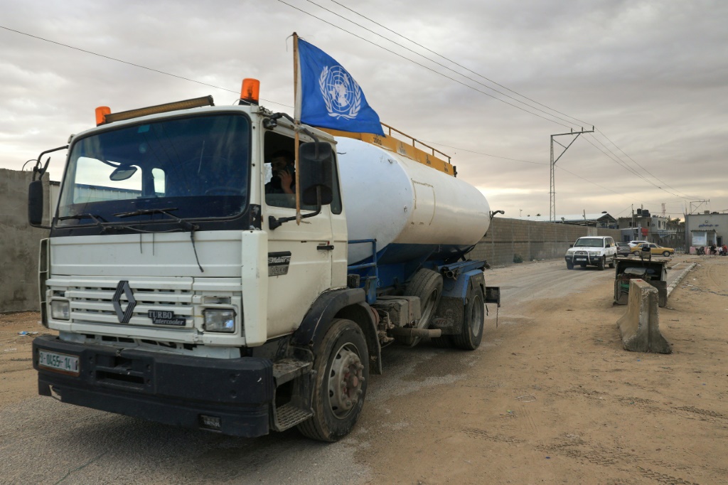 شاحنة وقود ترفع علما أمميا تدخل قطاع غزة في 15 تشرين الثاني/نوفمبر 2023 (ا ف ب)