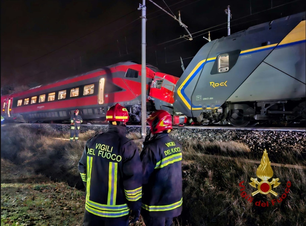 وقال متحدث باسم شركة ترينيتاليا الوطنية لتشغيل القطارات لوكالة فرانس برس إن هناك “إصابات طفيفة” فقط (ا ف ب)
