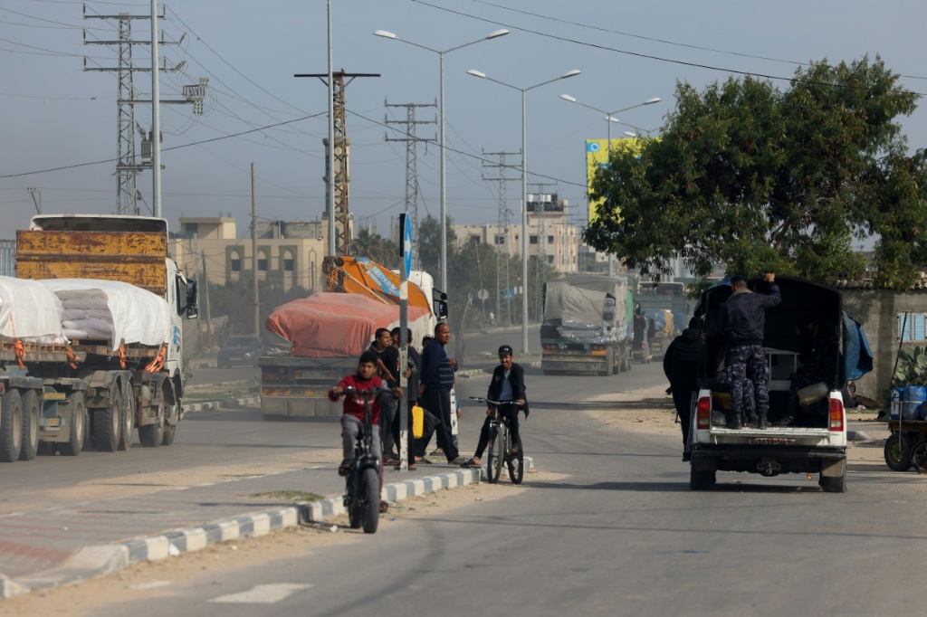 شاحنات تحمل مساعدات إنسانية بالقرب من معبر رفح الحدودي بين مصر وقطاع غزة (أ ف ب)   