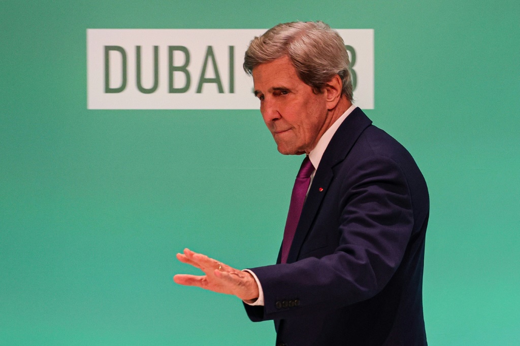 المبعوث الأميركي للمناخ جون كيري خلال مؤتمر كوب28 في دبي (أ ف ب)   