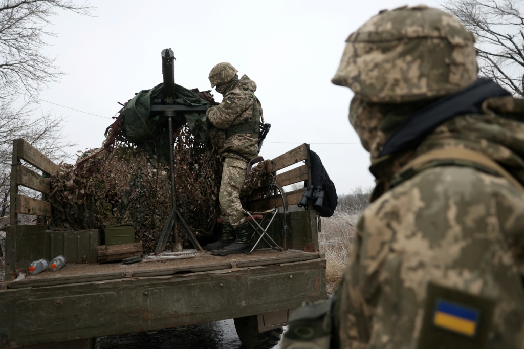 جنود أوكرانيون يتمركزون في موقعهم في منطقة دونيتسك في 10 كانون الأول/ديسمبر 2023 (ا ف ب)