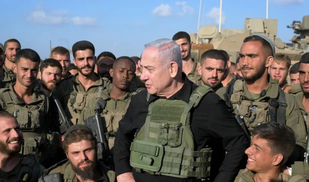 رئيس الوزراء الإسرائيلي بنيامين نتنياهو مع جنوده على حدود غزة (الأناضول)