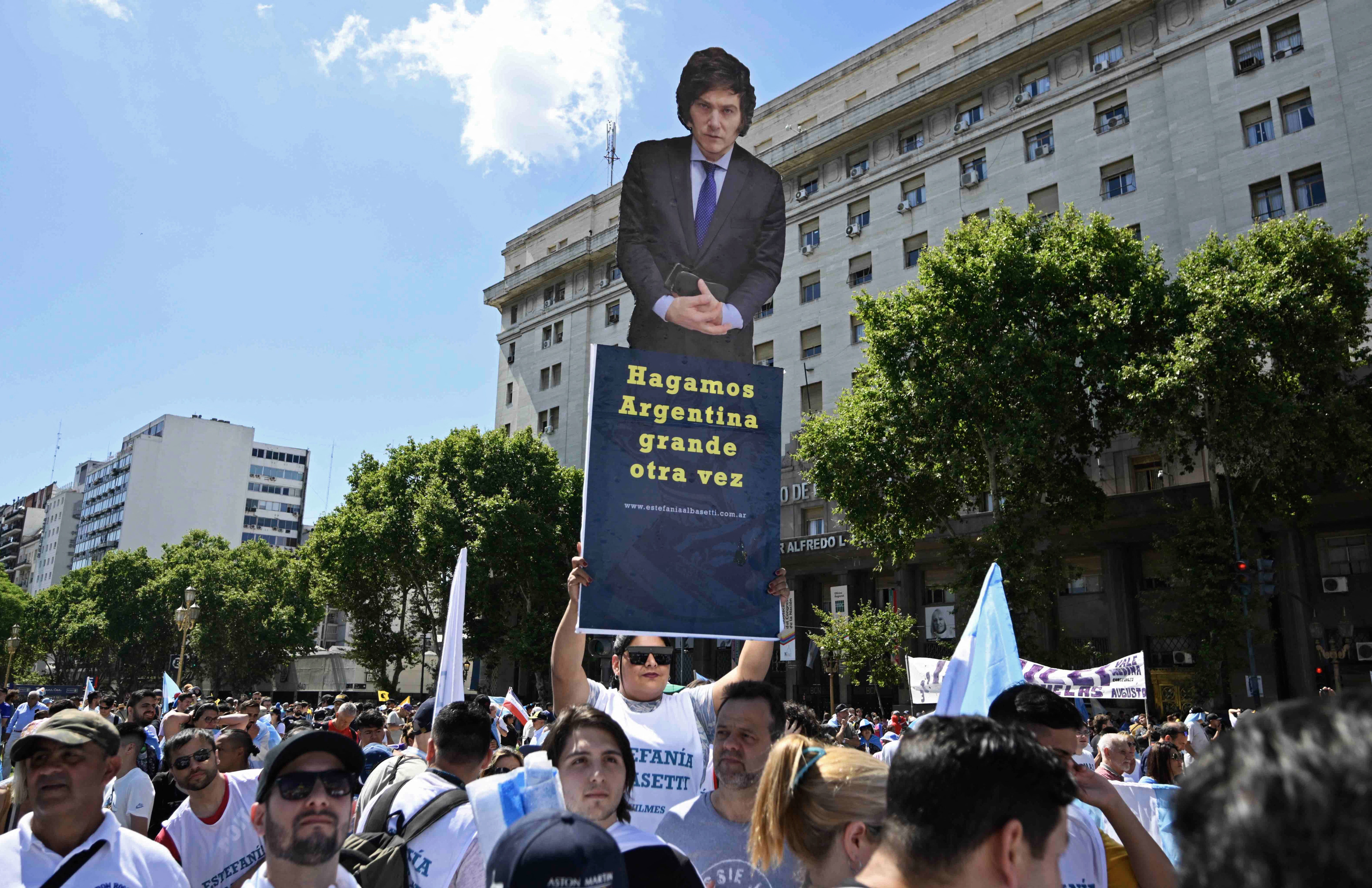 مؤيدون للرئيس الأرجنتيني المنتخب خافيير ميلي (أ ف ب)