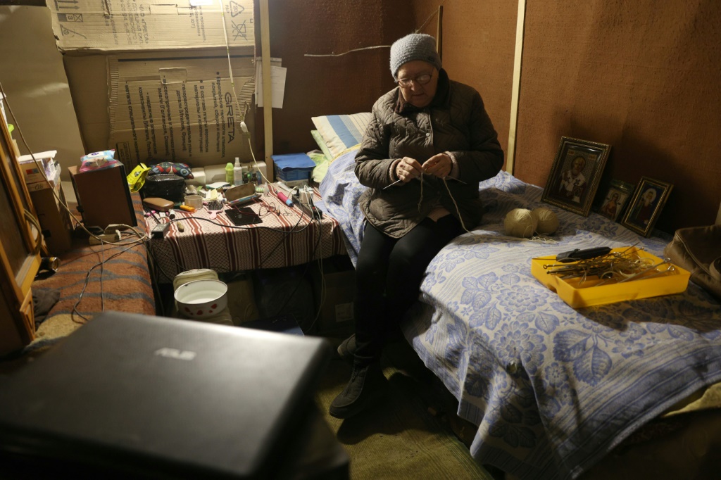 ويستعد آلاف الأوكرانيين، مثل ليوبوف جانجيلا، الذين يعيشون بالقرب من خط المواجهة، لشتاء آخر من الحرب (ا ف ب)