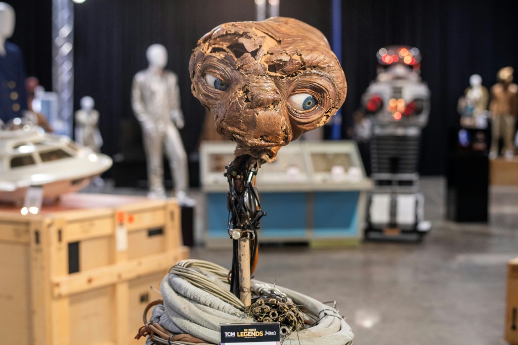 مجسّم لرأس المخلوق الفضائي الشهير من فيلم "اي تي" في غاردينا بكاليفورنيا في 11 كانون الاول/ديسمبر 2023 (ا ف ب)