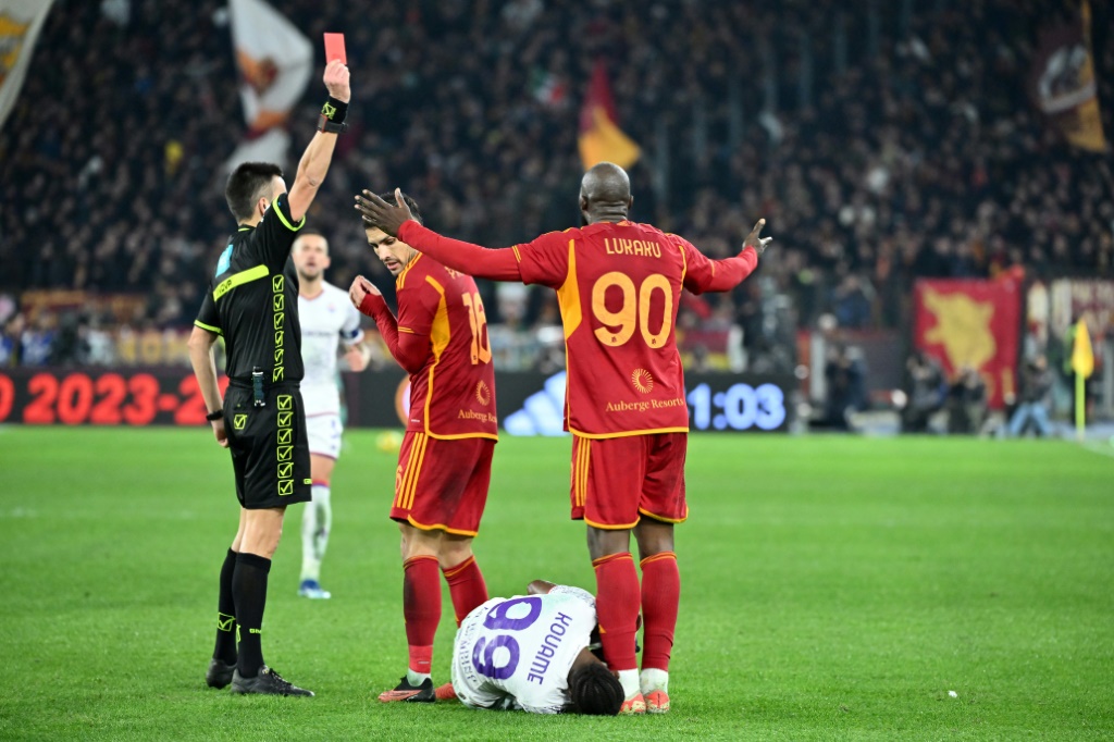طُرد لوكاكو خلال تعامل فريقه روما مع فيورنتينا 1-1 الأحد، ضمن المرحلة الخامسة عشرة في الدوري الإيطالي لكرة القدم. (ا ف ب)