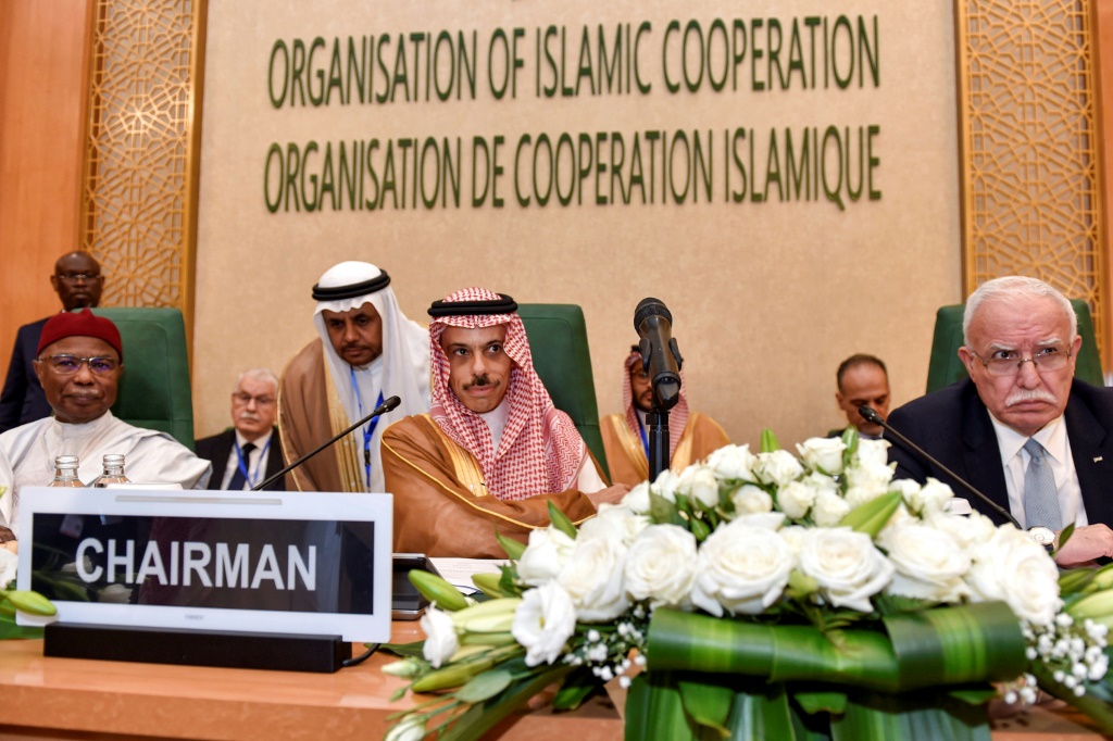 وزير الخارجية السعودي الأمير فيصل بن فرحان (وسط) يترأس اجتماعا طارئا للجنة التنفيذية لمنظمة المؤتمر الإسلامي بخصوص الوضع في غزة، في جدة في 18 تشرين الأول أكتوبر 2023 (ا ف ب)