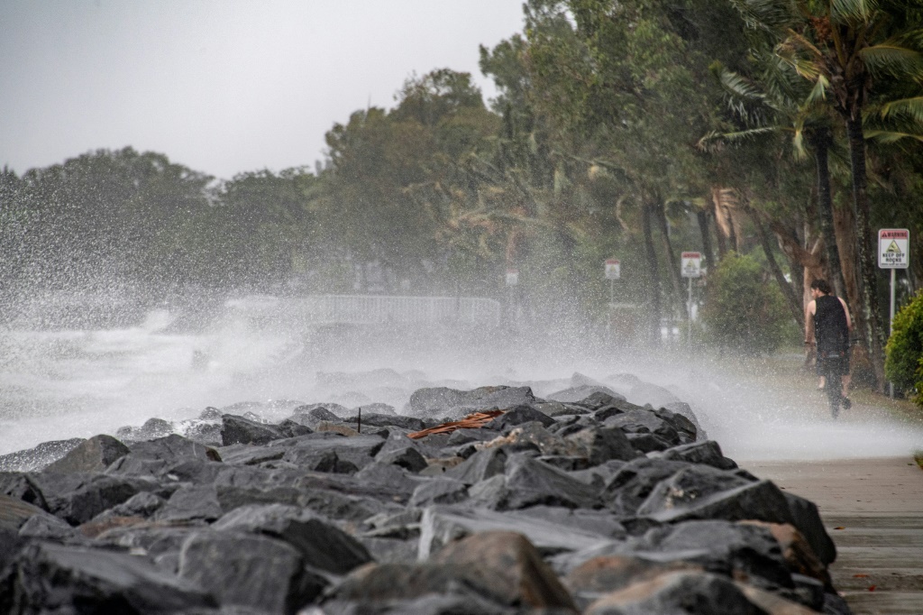 راكب دراجة يسير على طول الممشى الخشبي مع اقتراب إعصار جاسبر من الهبوط في كيرنز في أقصى شمال كوينزلاند في 13 ديسمبر 2023. وكان الإعصار الاستوائي يتزايد قوته مع تحركه نحو شمال شرق أستراليا في 13 ديسمبر، مع تحذير السلطات من أن الفيضانات "التي تهدد الحياة" قد تغمر المناطق الساحلية. المناطق لعدة أيام. (ا ف ب)