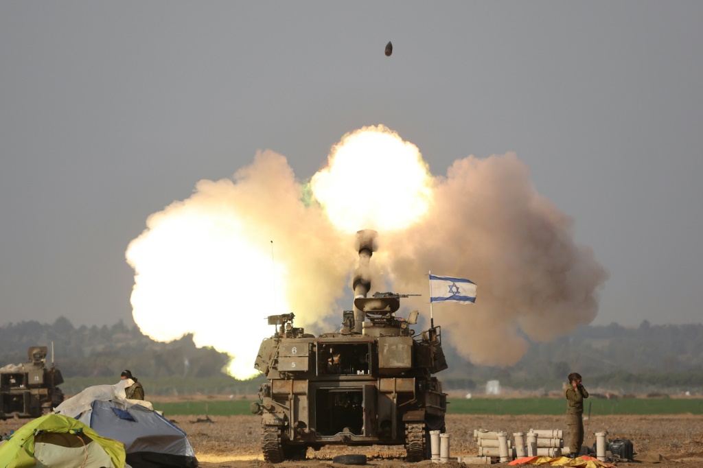 القوات الإسرائيلية تقصف غزة من المنطقة الحدودية في جنوب إسرائيل في 12 ديسمبر (ا ف ب)