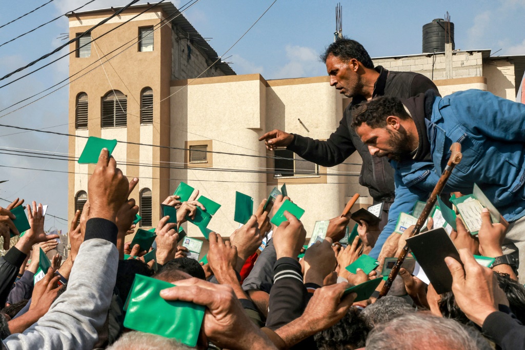 عائلات تقيم في خيام في رفح بعد فرارها من القصف في الشمال (أ ف ب)   