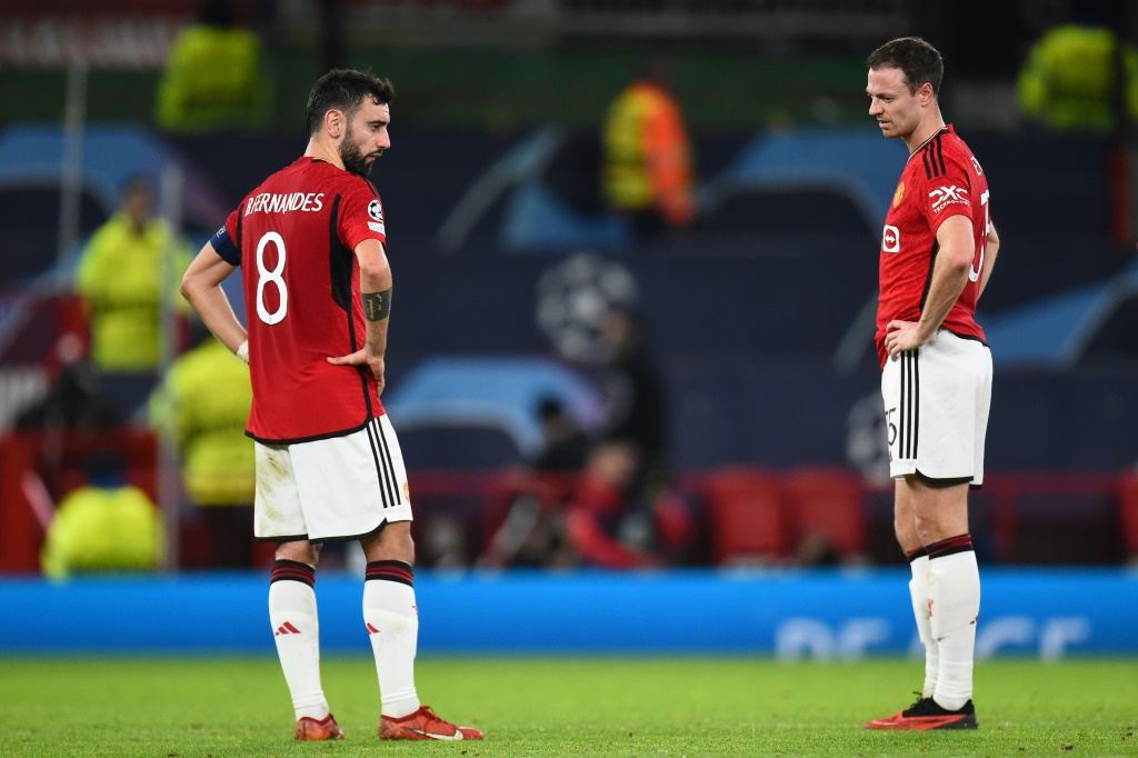  الخيبة تظهر على وجوه لاعبَي مانشستر يونايتد البرتغالي برونو فيرنانديش وجوني إيفانز بعد اقصاء فريقهما عن دوري أبطال اوروبا بعد الخسارة امام بايرن ميونيخ الالماني في ختام دور المجموعات يوم الثلاثاء 12 كانون الاول/ديسمبر 2023 (ا ف ب)