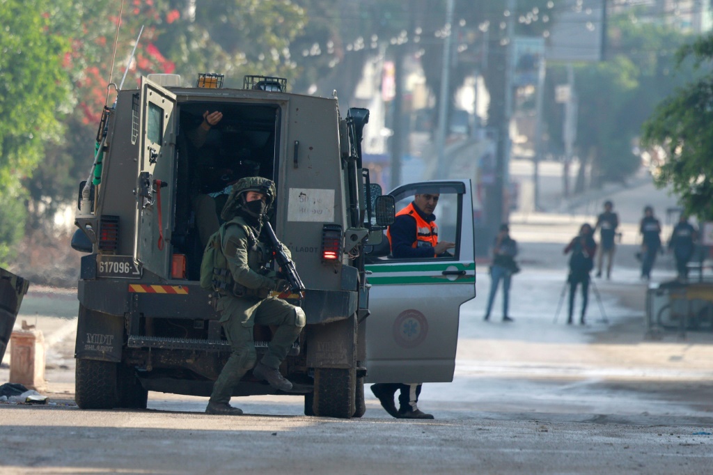 في رام الله، اعتقلت قوات الاحتلال خمسة فلسطينيين، وذلك بعد مداهمة منازلهم وتفتيشها (أ ف ب)