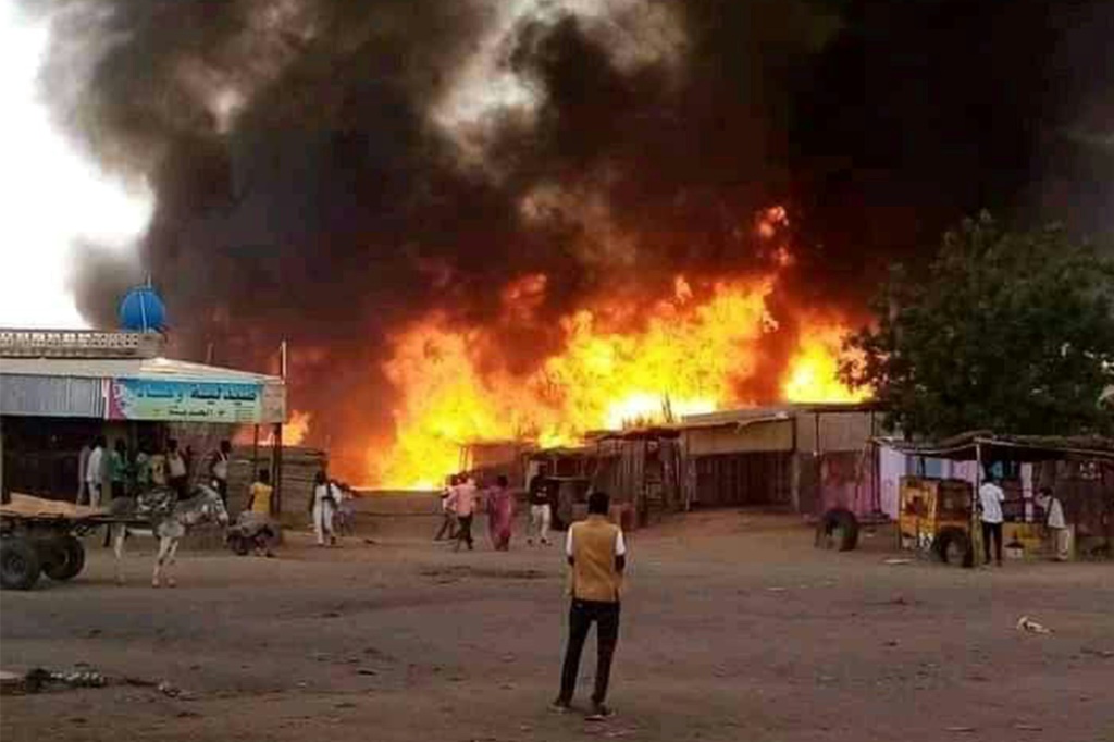 نيران في سوق للماشية في منطقة الفاشر عاصمة ولاية شمال دارفور السودانية، في 1 أيلول/سبتمبر 2023، جراء قصف نفذته قوات الدعم السريع (أ ف ب)   