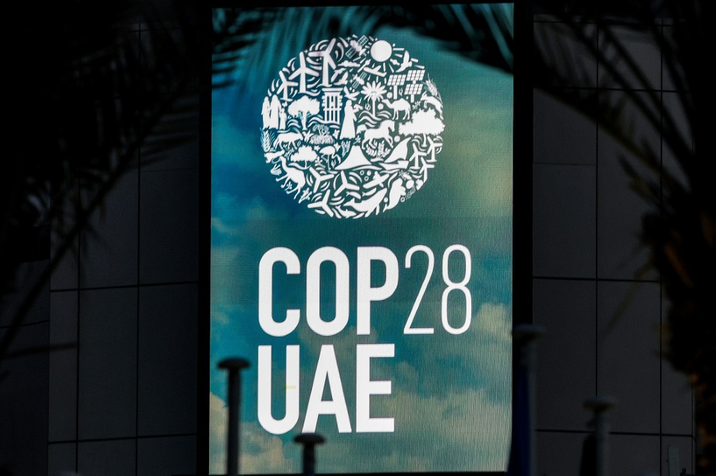 شعار مؤتمر الأمم المتحدة للمناخ (كوب28) في مدينة إكسبو دبي في 12 كانون الأول/ديسمبر 2023 (ا ف ب)